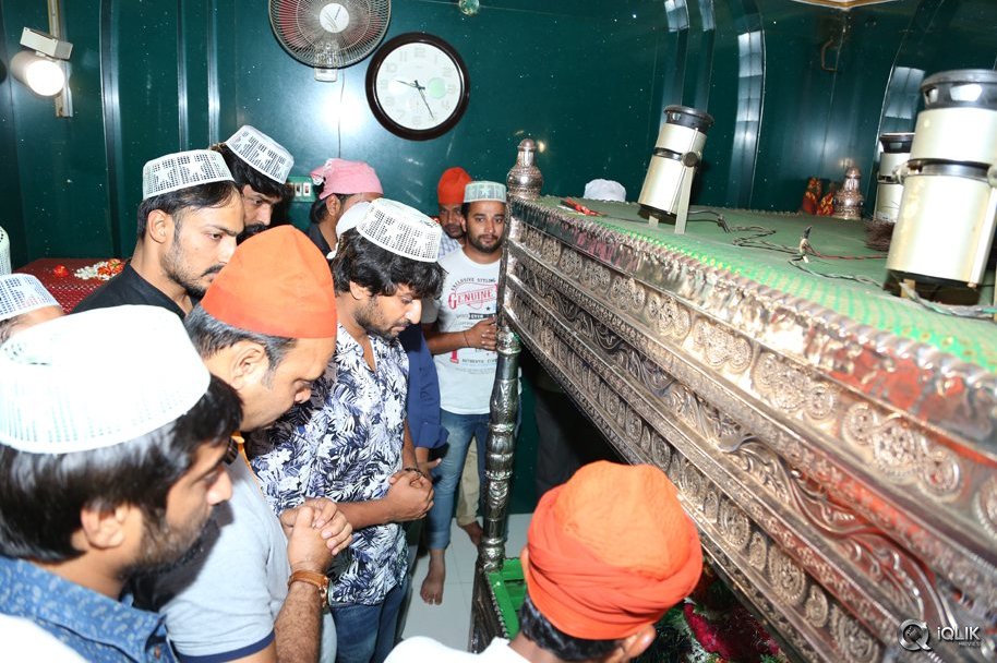 Krishna-Gadi-Veera-Prema-Gaadha-Movie-Team-Visits-Kadapa-Darga